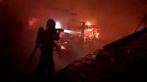 VIDEO | Incendiu devastator în Bistriţa-Năsăud: Patru case au fost mistuite de flăcări