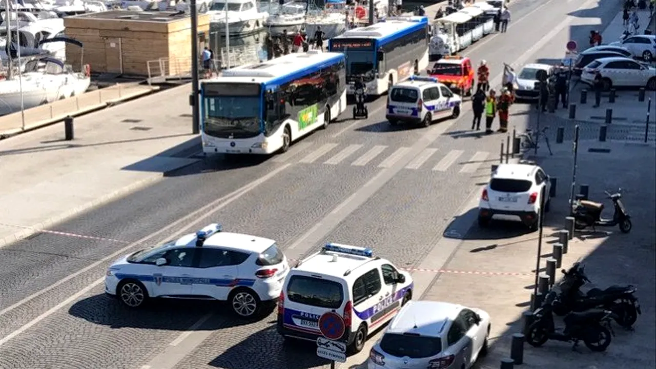FOTO | MARSILIA, Franţa. Cel puţin un mort după ce un vehicul a lovit două staţii de autobuz în sudul Franţei