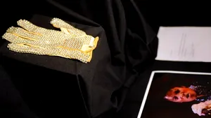 Mocasini purtaţi de Michael Jackson, evaluaţi la 50.000 de dolari, scoşi la licitaţie