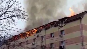 Incendiu la mansarda unui bloc din Timişoara. 60 de persoane au fost evacuate