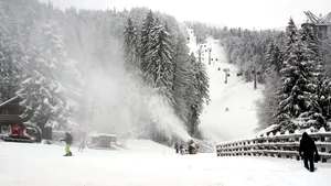 La Brașov se produce din nou zăpadă artificială și se schiază pe mai multe pârtii