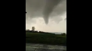 VIDEO | Fenomen METEO extrem: o tornadă s-a format în Botoşani. Au fost aproape 100 în ultimii 14 ani