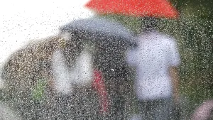 ANM: De abia din 4 iulie, vom putea vorbi de temperaturi de peste 29 de grade Celsius / Când vom scăpa de ploi 