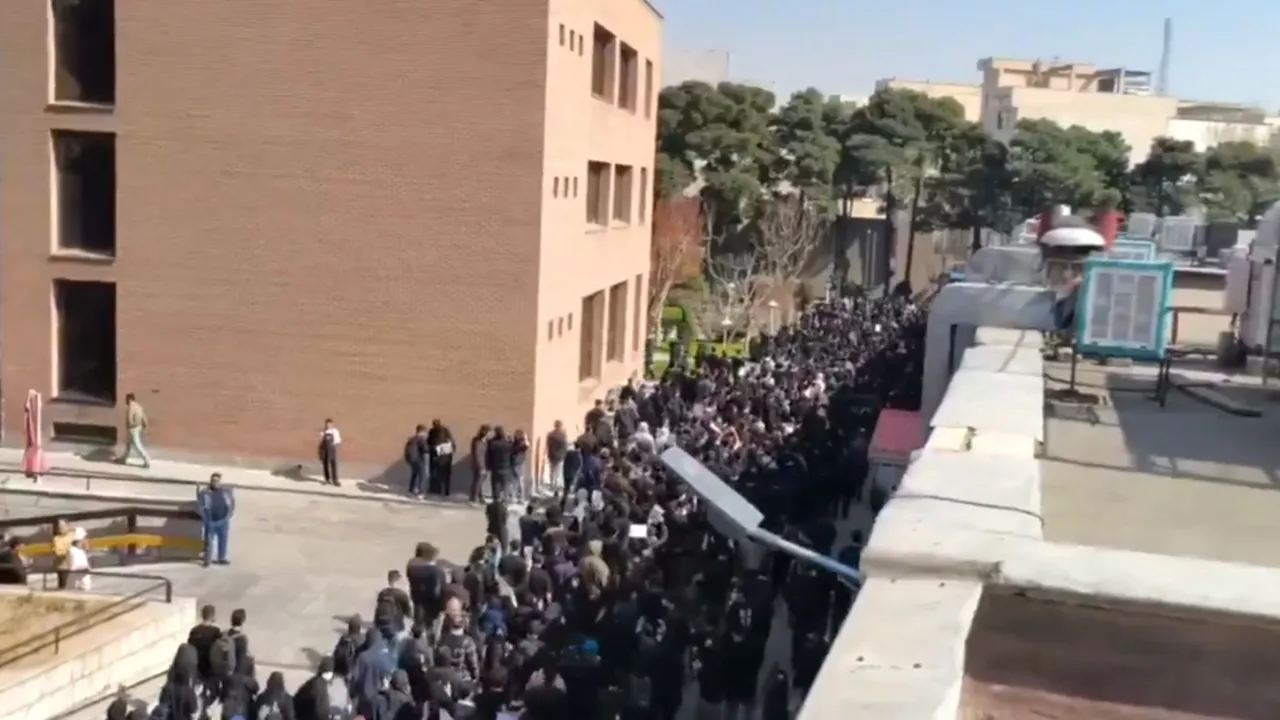 Studenții iranieni protestează față de regimul de la Teheran, în timp ce SUA au intensificat prezența militară în Orientul Mijlociu