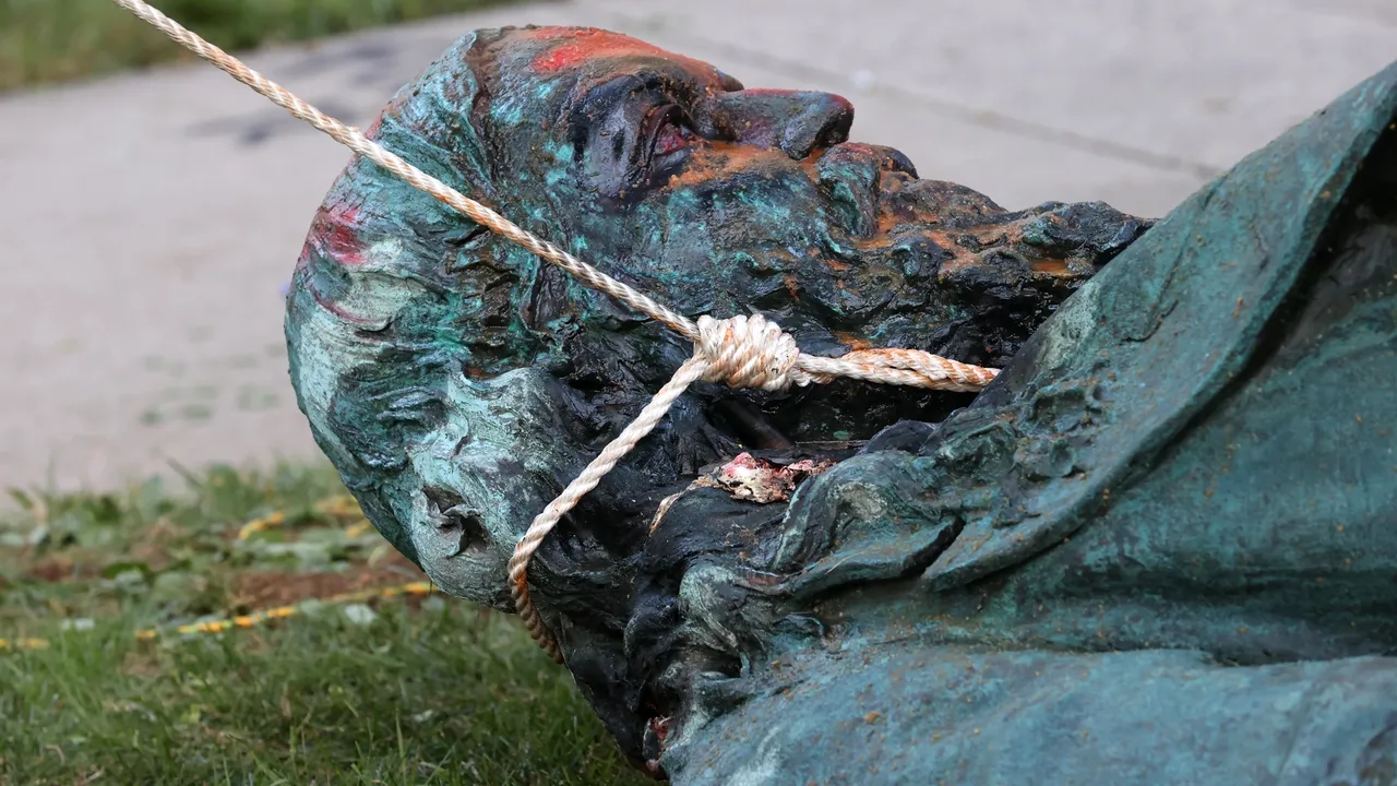“Fără excepţie!” Trump îi ameninţă cu 10 ani de închisoare pe cei care vandalizează monumentele
