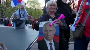 Proteste pro-ruse în Belgrad. Protestatarii au afişat fotografii ale preşedintelui Vladimir Putin şi au purtat tricouri cu litera 