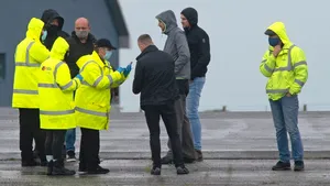 Tot mai mulţi oameni ajung din Marea Britanie în Franţa, pe măsură ce restricţiile se relaxează