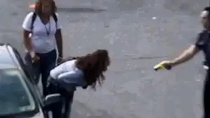 Abuz al poliţiei? Momentul în care un poliţist foloseşte o armă cu electroşocuri împotriva unei adolescente - VIDEO