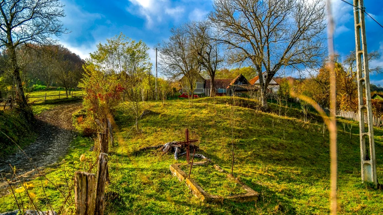 FOTO | Motivul pentru care o comună din România n-are cimitir, iar morţii sunt îngropaţi în grădină. Primar: „Sunt conservatori, nu-i putem scoate dintr-ale lor”