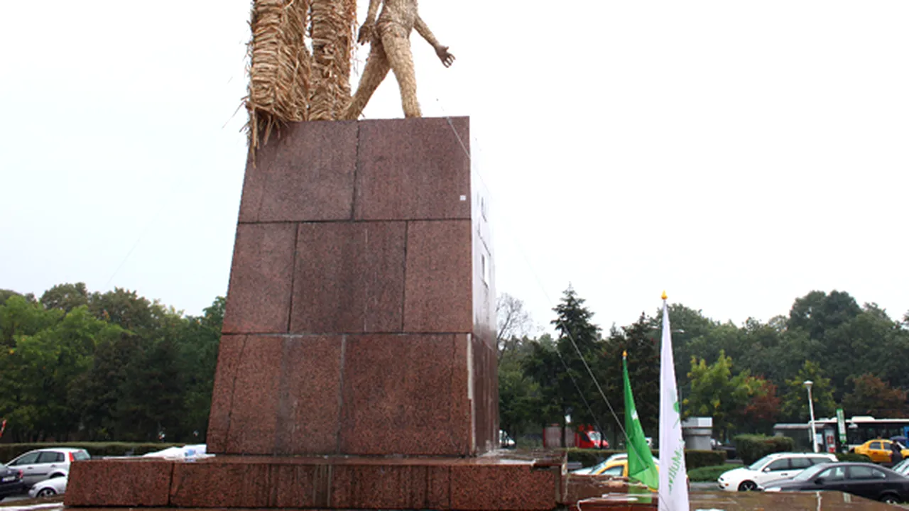 Monumentul Voluntarului Necunoscut, inaugurat de Amalia Enache, Iulia Vântur şi Dragoş Bucurenci