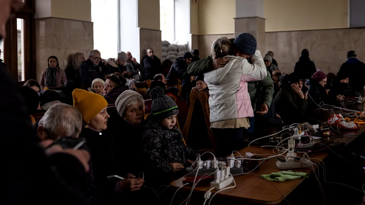 Locuitorii din Herson sunt mutaţi în zone unde problemele de încălzire sunt mai puţin grave