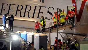 MAE: 26 de cetăţeni români care au reuşit să ajungă la Benghazi, îmbarcaţi pe o fregata britanică