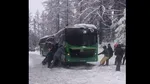Autobuz blocat în zăpadă în drumul spre Poiana Brașov. Călători coborâți din autobuz au încercat să împingă vehiculul pentru a-l scoate