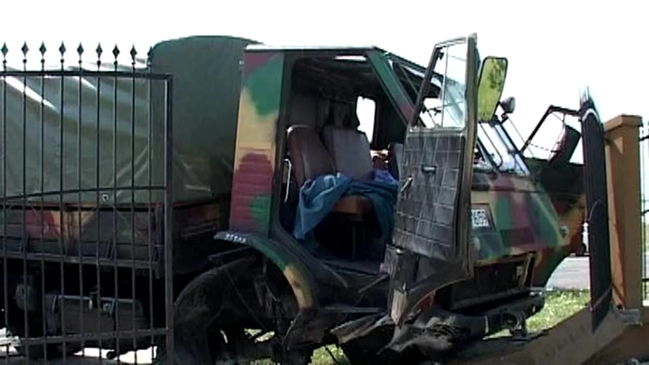 Şapte militari la spital, după ce autocamionul în care se aflau a intrat în gardul casei Soranei Cârstea - FOTO