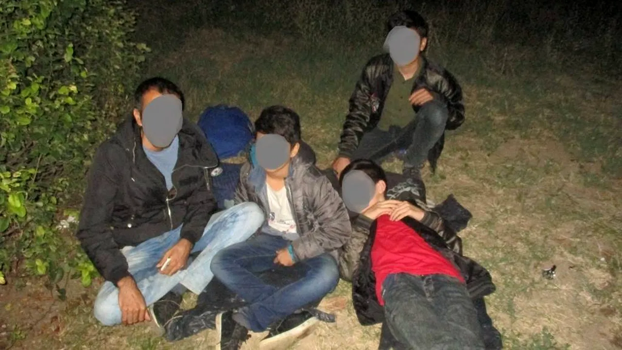 Cincisprezece migranţi, printre care şase copii, găsiţi de poliţişti pe o stradă din Timişoara - FOTO