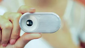 O studentă beată a intrat în maşina poliţiei în timp ce îşi făcea un selfie topless pe Snapchat