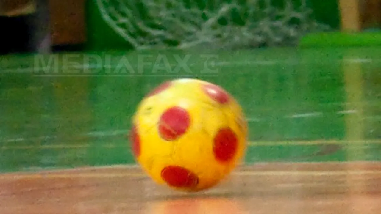 Accidentare şocantă la fotbal în sală: O aşchie de 40 de cm a intrat în piciorul unui jucător - FOTO