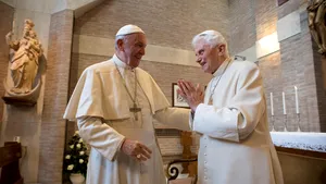 Fostul papă Benedict al XVI-lea respinge categoric ideea de a permite bărbaţilor căsătoriţi să devină preoţi catolici