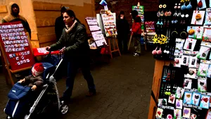 FOCUS: Buburuze şi ghiocei, pe lemn, sticlă sau etamină, la târgurile Mărţişorului