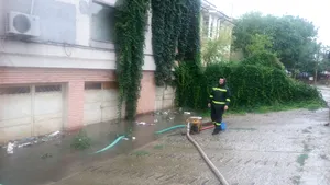 Subsolul unei bănci din Balş, judeţul Olt, INUNDAT din cauza ploilor