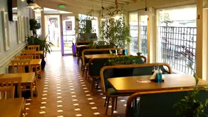 Primii clienţi au trecut deja pragul restaurantelor din Bucureşti, redeschise luni la interior