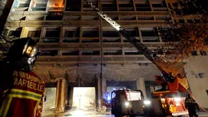 Un bebeluş, salvat dintr-un incendiu, după ce a fost aruncat cu o geantă pe fereastră
