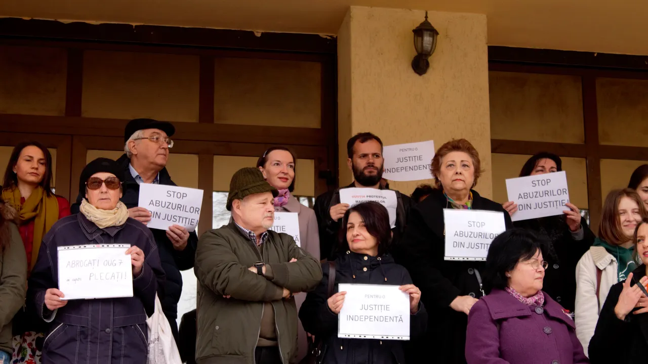 Protestele faţă de OUG 7 se extind şi la Sibiu. Zeci de studenţi şi profesori manifestează pe treptele Facultăţii de Litere