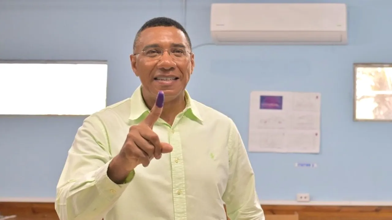 Alegeri în Jamaica: Premierul Andrew Holness obține un al treilea mandat, opoziția recunoaște victoria