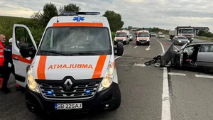 Patru tineri au fost răniţi după ce autoturismul în care se aflau a fost lovit de o dubiţă
