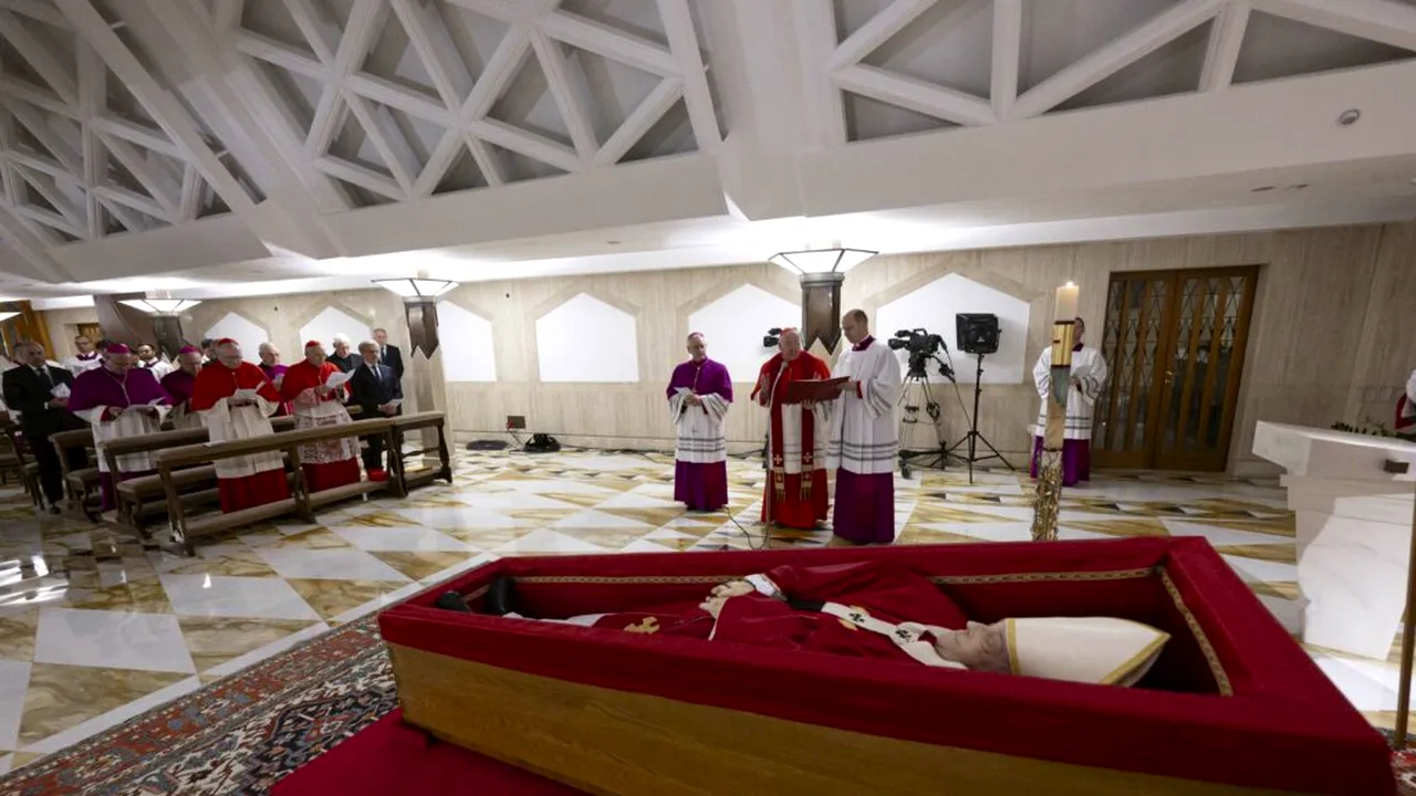 Procesiune grandioasă la Vatican. Trupul Papei a fost „purificat” cu tămâie