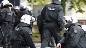 Alertă cu bombă la ambasada SUA din Berlin. Un bărbat cu probleme psihice a încercat să intre cu un pachet suspect în clădire. UPDATE: Ce a descoperit poliţia după verificări