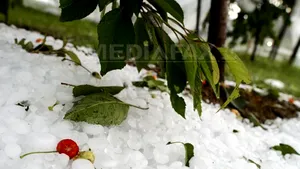 Furtună violentă în Elveţia: Grindina şi vântul puternic a perturbat traficul aerian şi feroviar - VIDEO