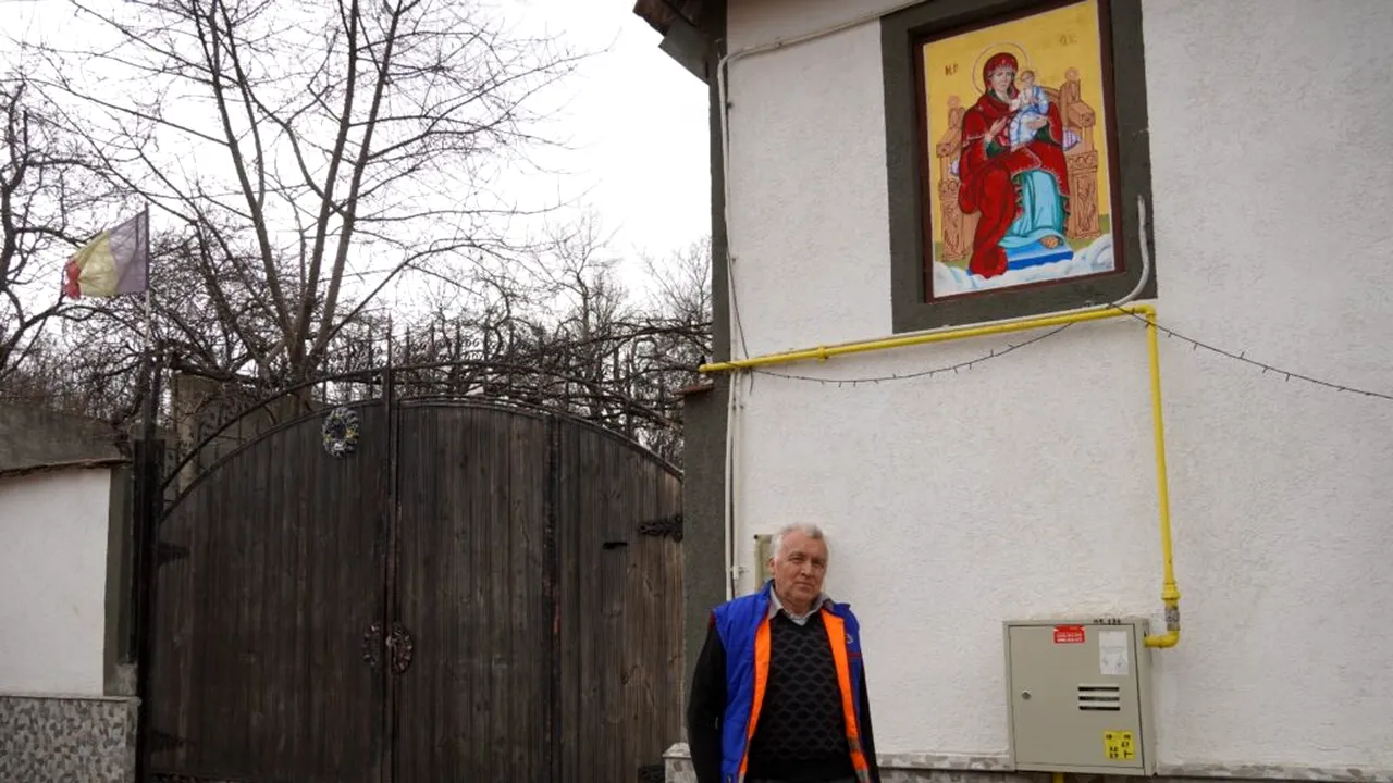 Satul din Sibiu unde Maica Domnului păzește casele oamenilor. Tradiție rară, dusă mai departe: „Nu mă îmbogățesc. De multe ori îmi scot doar materialele folosite”