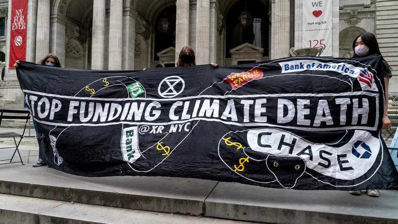 Apar tot mai multe teorii conspiraţionale privind schimbările climatice. Cine se află în spatele lor