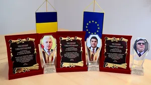 Primarul unei comune din Dâmboviţa s-a făcut singur cetăţean de onoare în localitatea pe care o conduce. Edilul s-a arătat foarte emoţionat la primirea distincţiei: Sunt copleşit