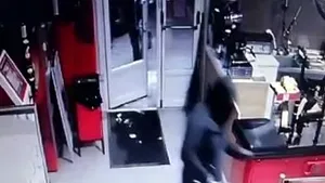 Focuri de armă trase de poliţiştii din Timiş pentru prinderea a trei hoţi