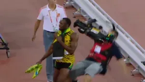 Bolt a fost dărâmat accidental de un cameraman aflat pe un Segway, după câştigarea cursei de 200 m - VIDEO