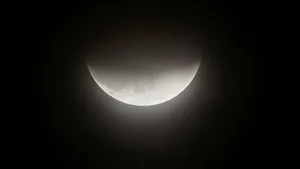 HOROSCOP 16 mai. Eclipsă totală de Lună azi. O situaţie complet neaşteptată bulversează zodiile
