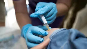 Studiu: Adolescentele vaccinate împotriva HPV au un risc „aproape de zero” de a muri de cancer de col uterin înainte de 30 de ani