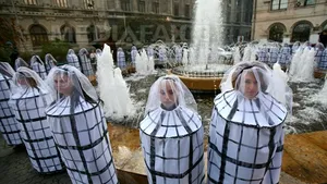 Marşul mireselor în colivii. Ce a reprezentat şi cum au reacţionat bucureştenii - FOTO