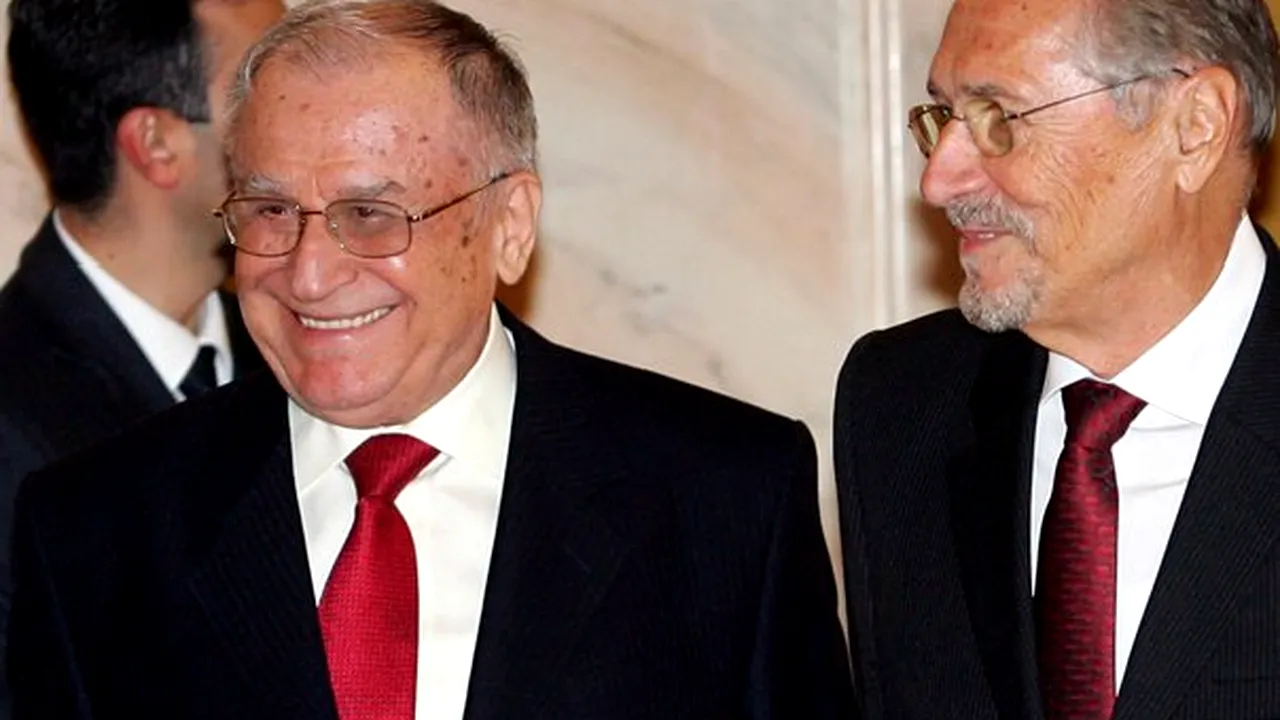 Ion Iliescu şi Emil Constantinescu au primit Emblema de Onoare a Armatei României
