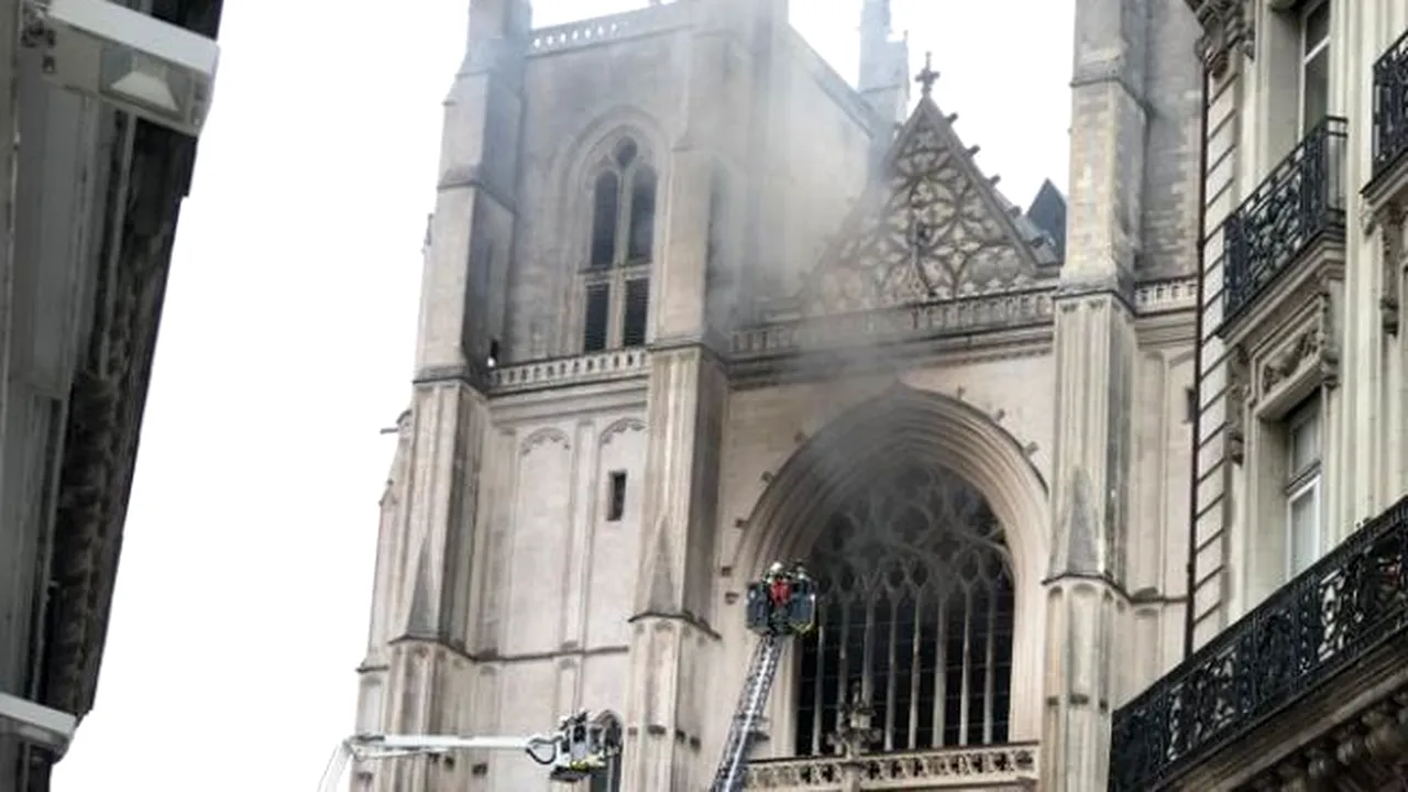 Franţa: Un incendiu puternic a izbucnit, sâmbătă dimineaţa, în catedrala Nantes