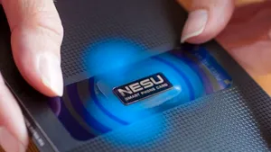 De ce nu e bine să daţi banii pe stickere şi cipuri care promit să va protejeze de radiaţiile emise de telefon. Iată de ce sunt o escrocherie