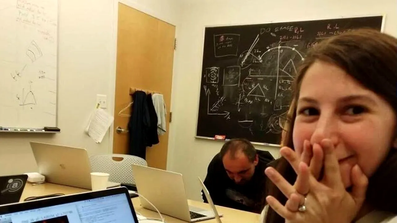 Femeia din spatele unui MOMENT ISTORIC. Katie Bouman, studenta care a creat algoritmul pentru realizarea primei IMAGINI cu gaura neagră | FOTO, VIDEO