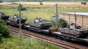 Judeţul Buzău: TANCURI păzite de militari, transportate pe calea ferată - FOTO