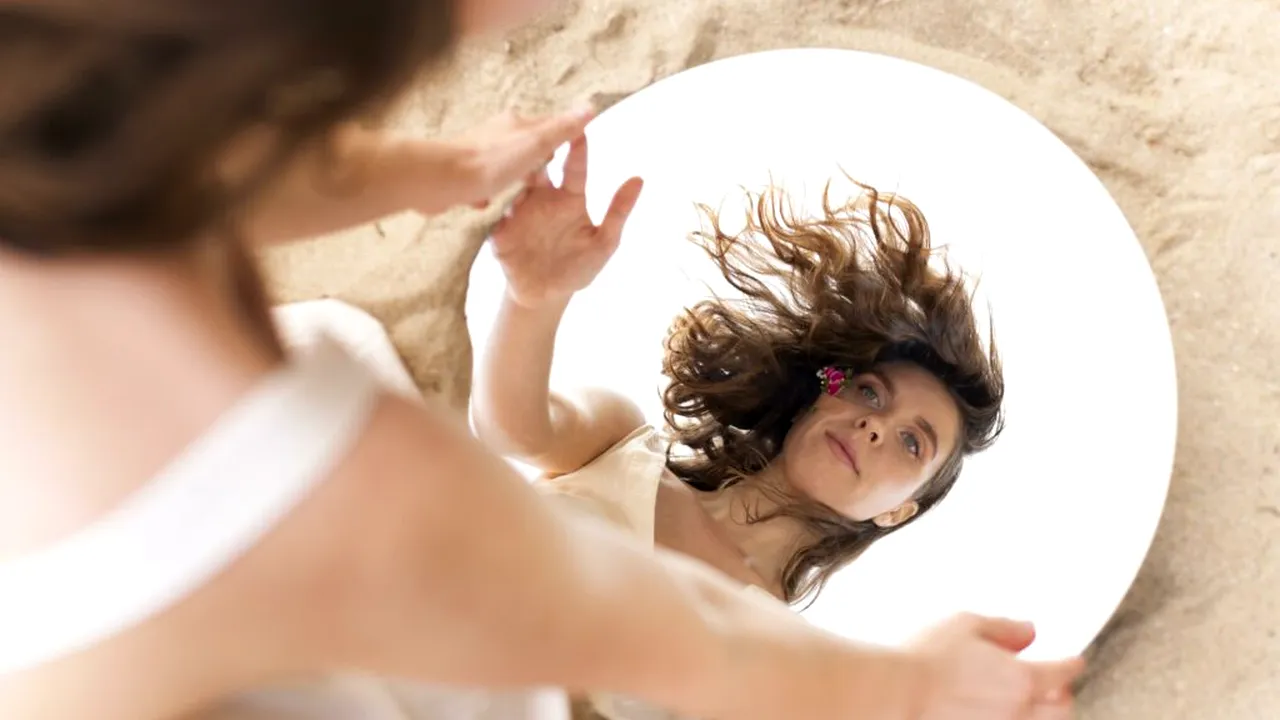 Arta de a nu-ți păsa ce cred ceilalți: șapte strategii care transformă viața