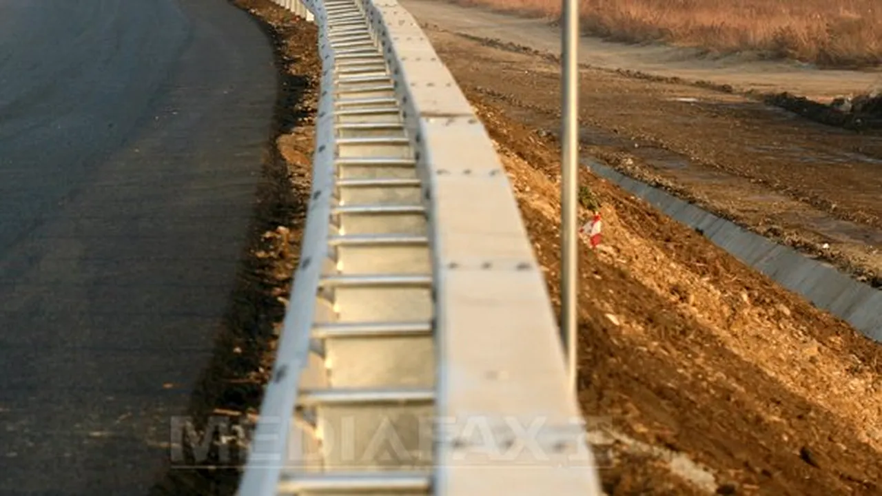 Stâlpi montaţi pentru indicatoare rutiere pe DN 29 Suceava - Botoşani, furaţi cu beton cu tot