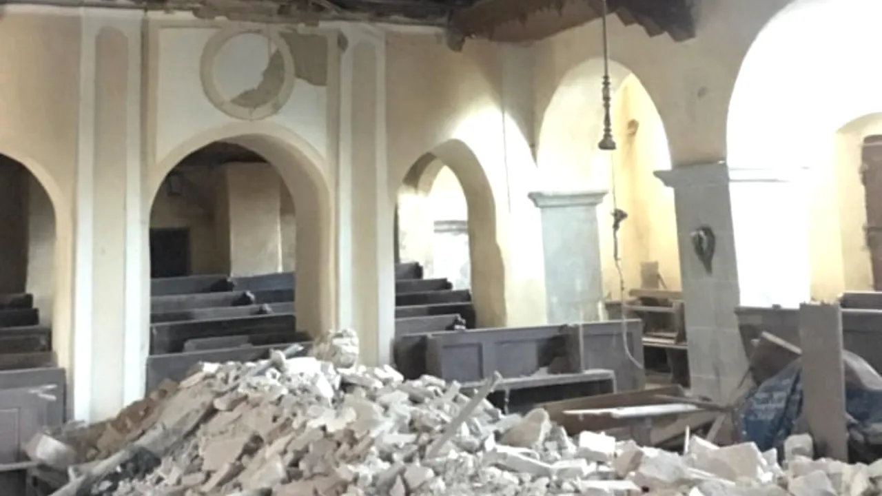 FOTO Tavanul bisericii fortificate din Alţâna, judeţul Sibiu, s-a prăbuşit