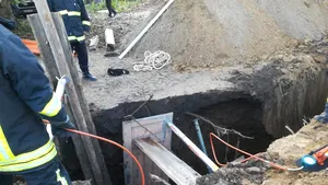 FOTO | Un bărbat din Mureş a murit, după ce s-a prăbuşit peste el un mal de pământ