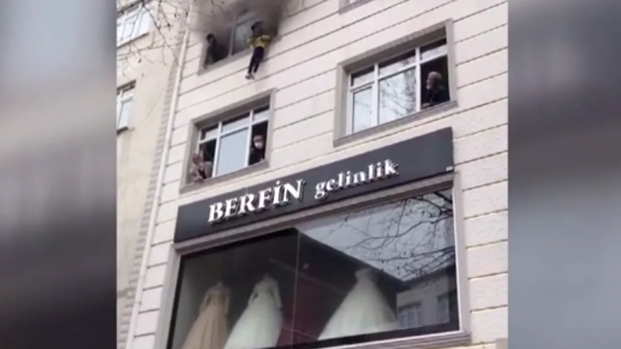 VIDEO Imagini şocante cu copii salvaţi din flăcări în Istanbul